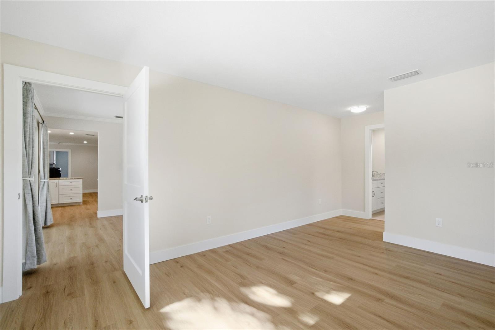 Image 14 of 69 For 630 Venice Lane