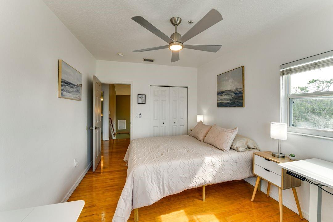 Image 17 of 84 For 1416 Rosslyn Drive