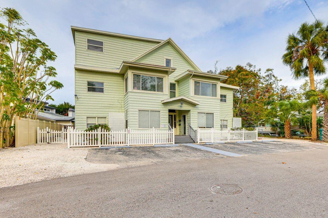 Image 4 of 84 For 1416 Rosslyn Drive