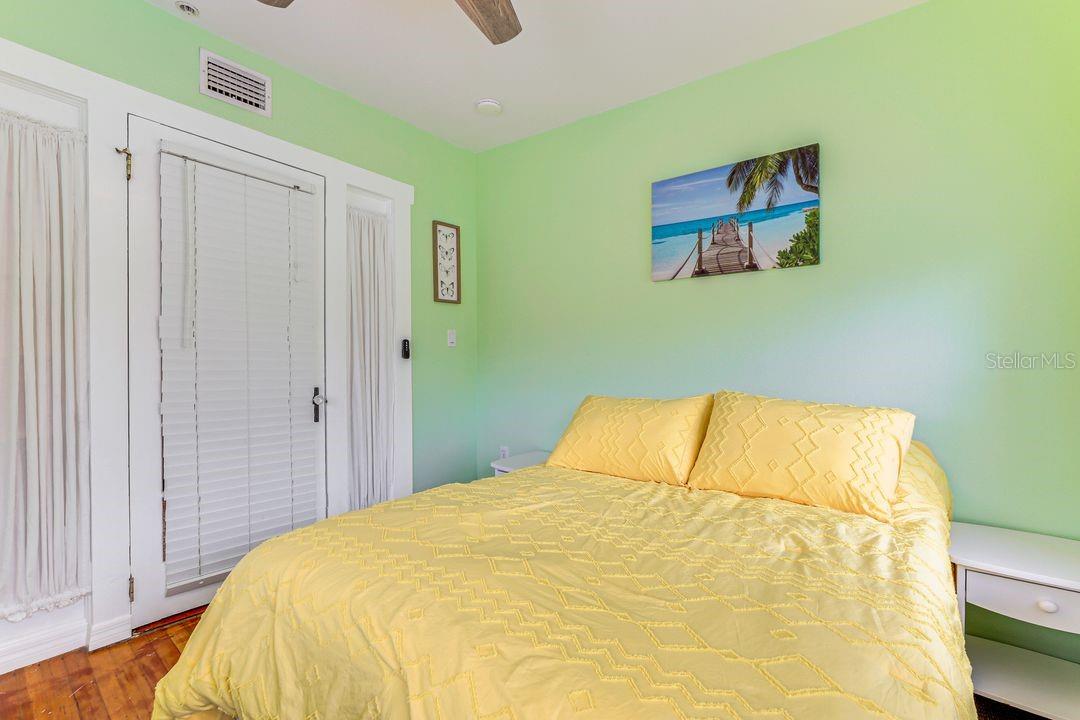 Image 41 of 84 For 1416 Rosslyn Drive