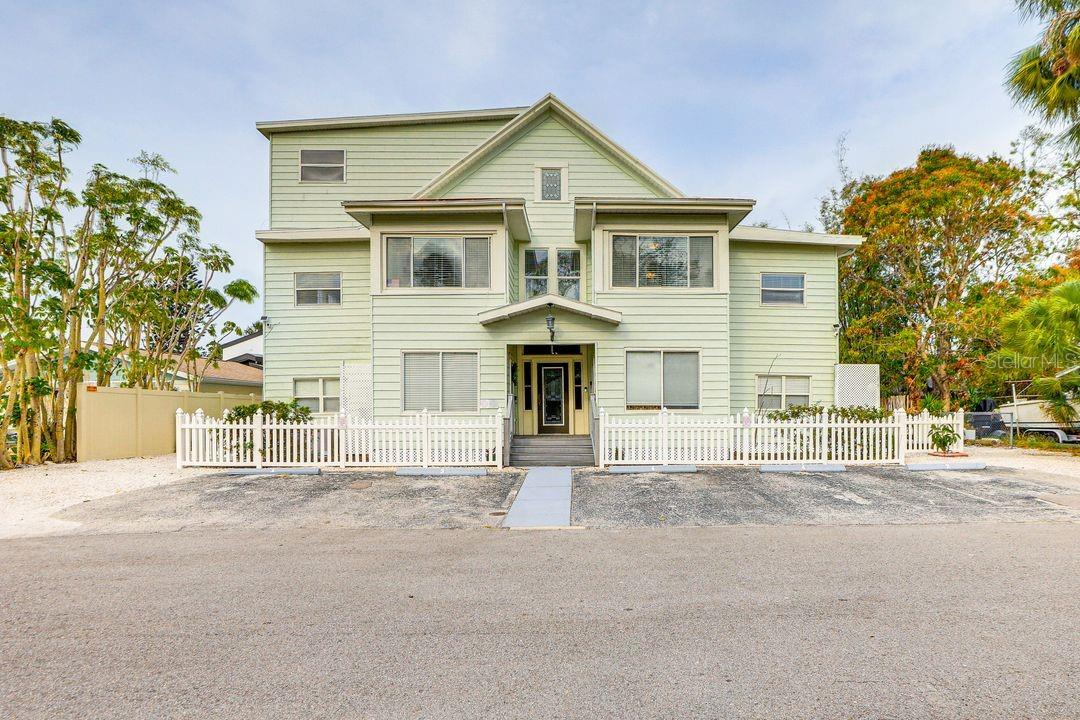 Image 5 of 84 For 1416 Rosslyn Drive