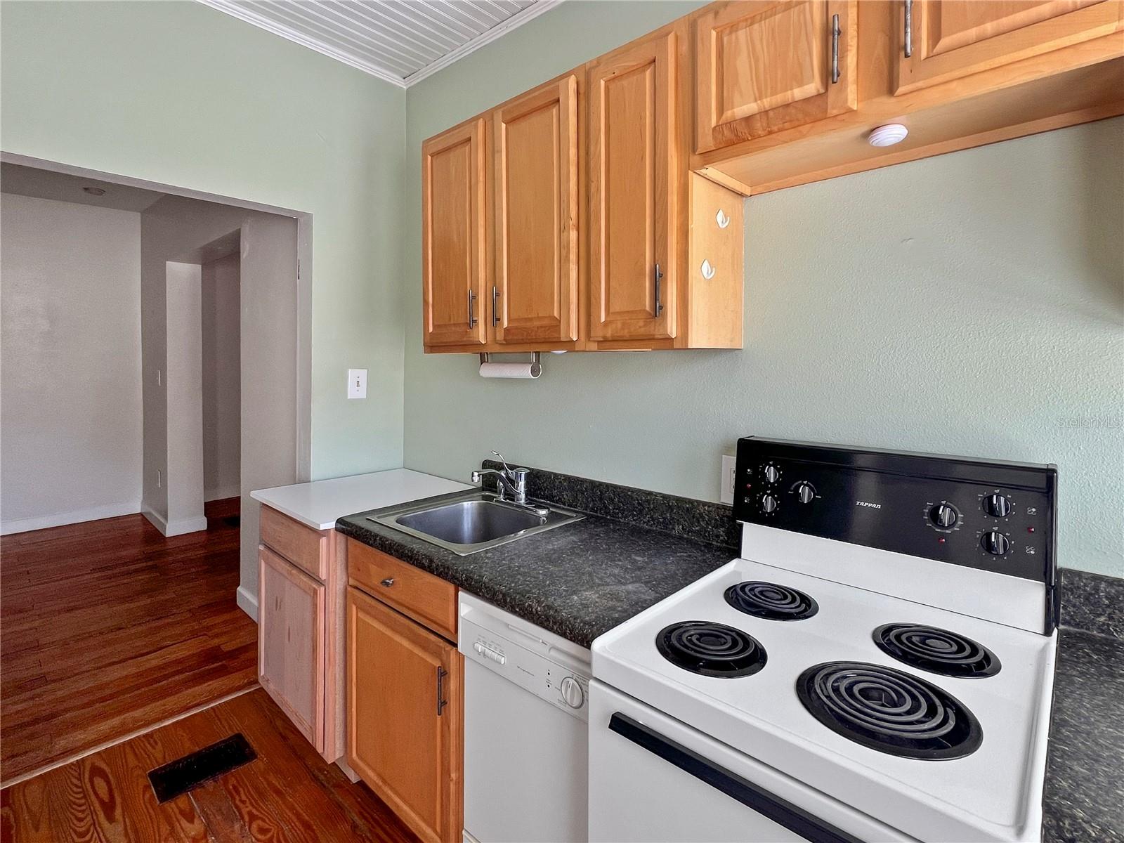 Image 58 of 84 For 1416 Rosslyn Drive