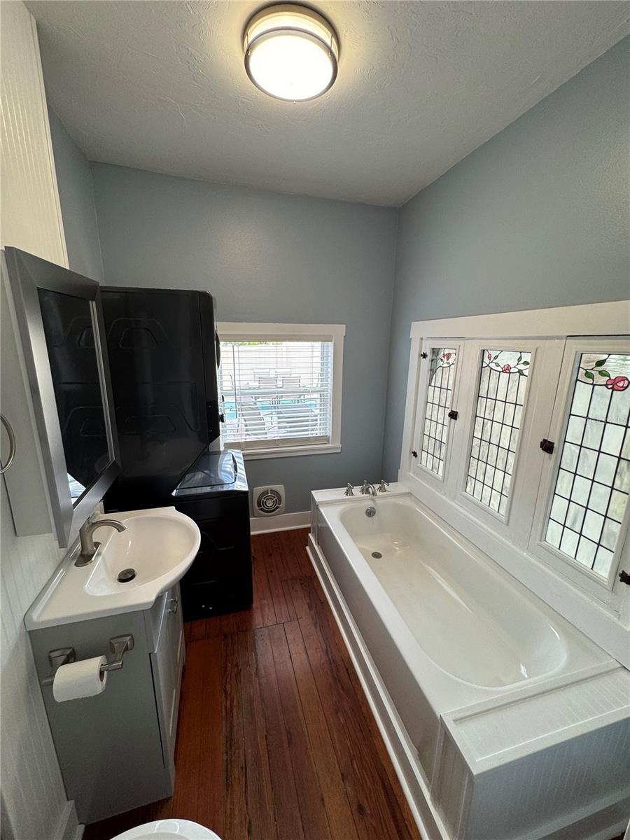 Image 75 of 84 For 1416 Rosslyn Drive