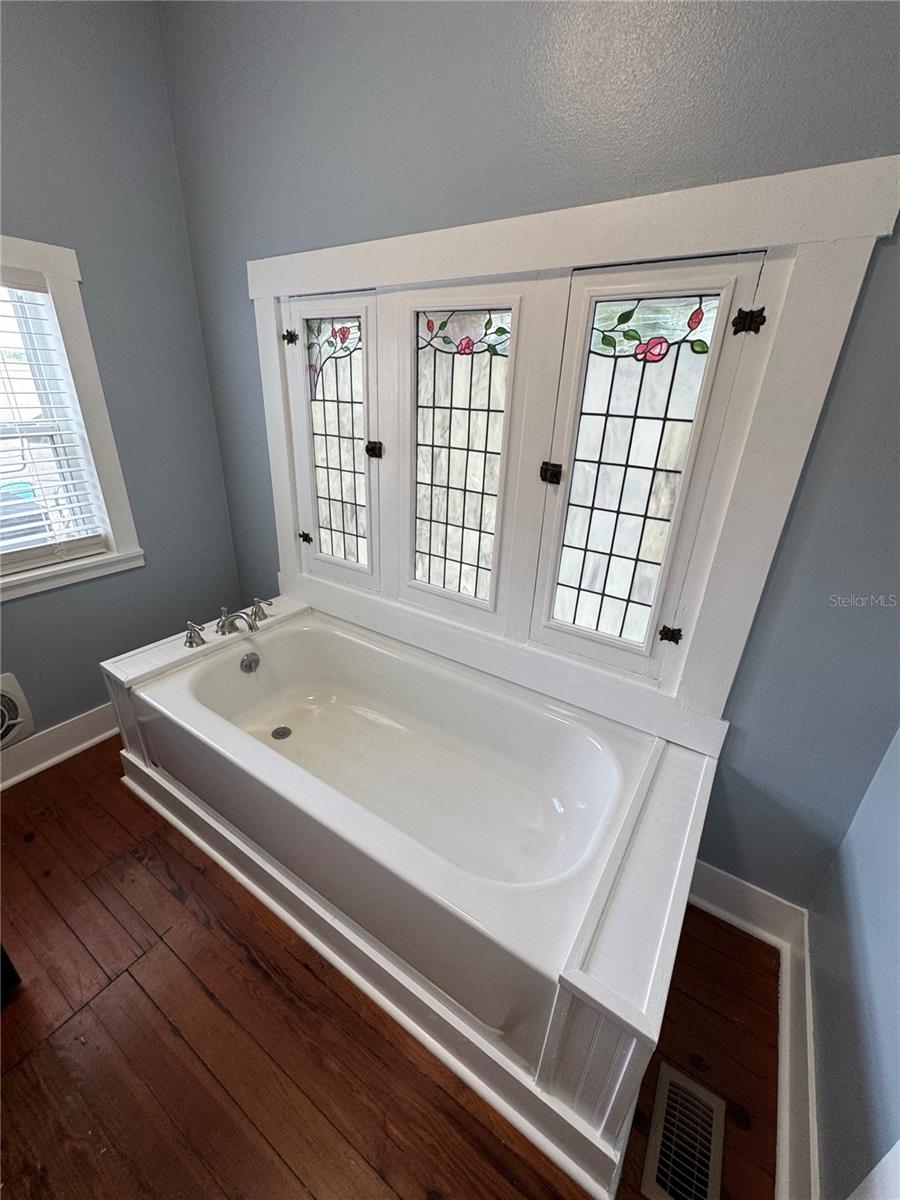 Image 76 of 84 For 1416 Rosslyn Drive