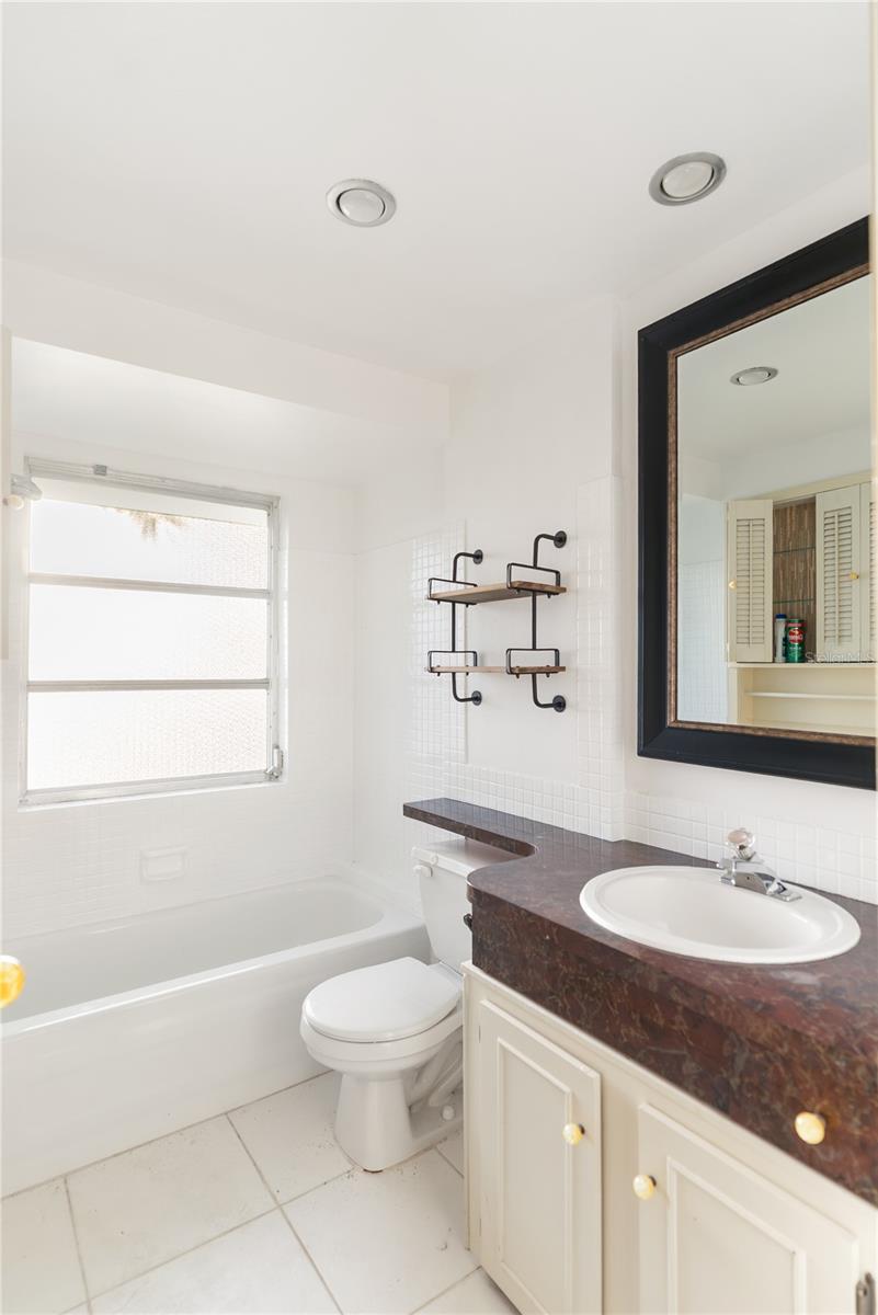 Image 25 of 47 For 466 Sunnyside Drive