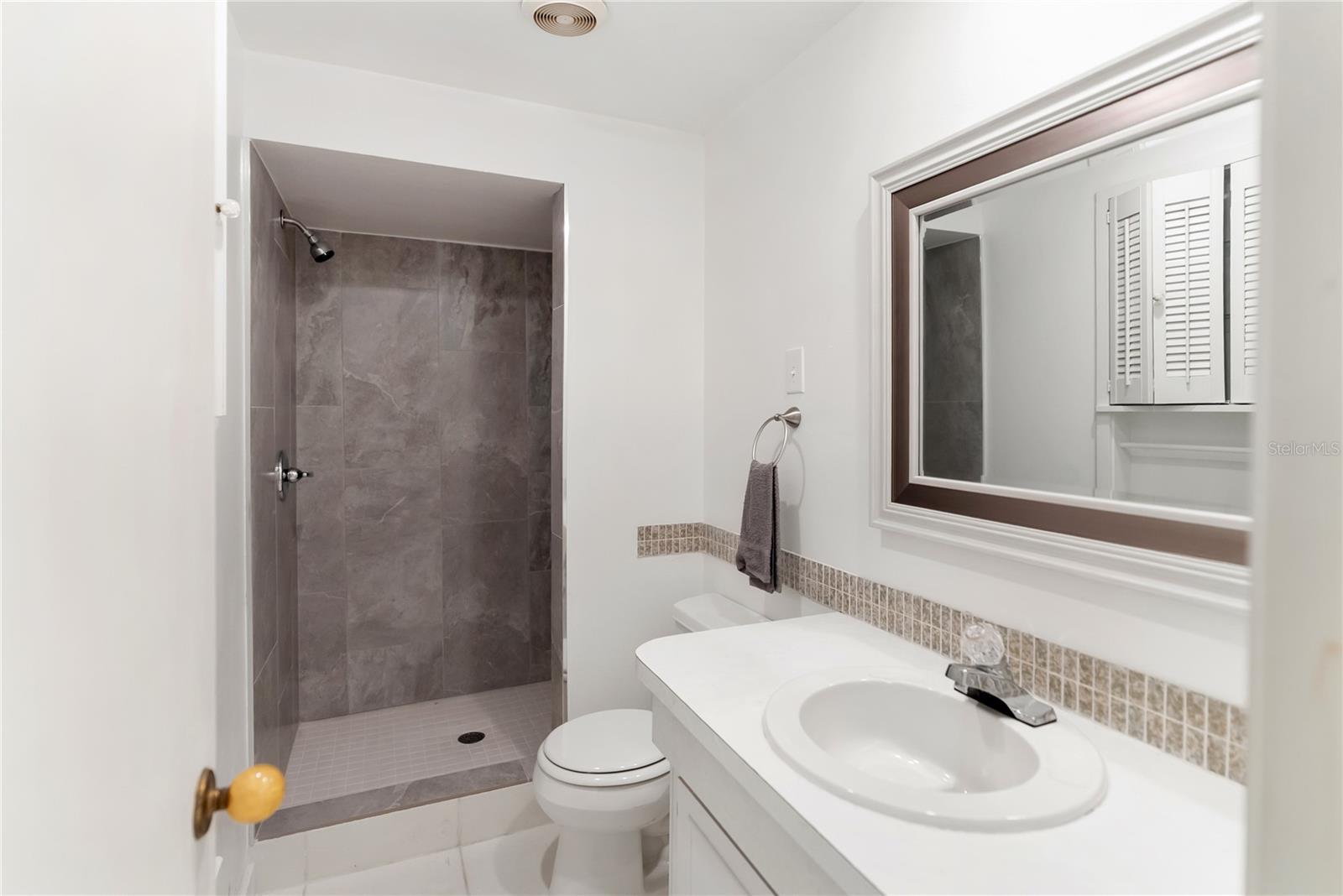 Image 29 of 47 For 466 Sunnyside Drive