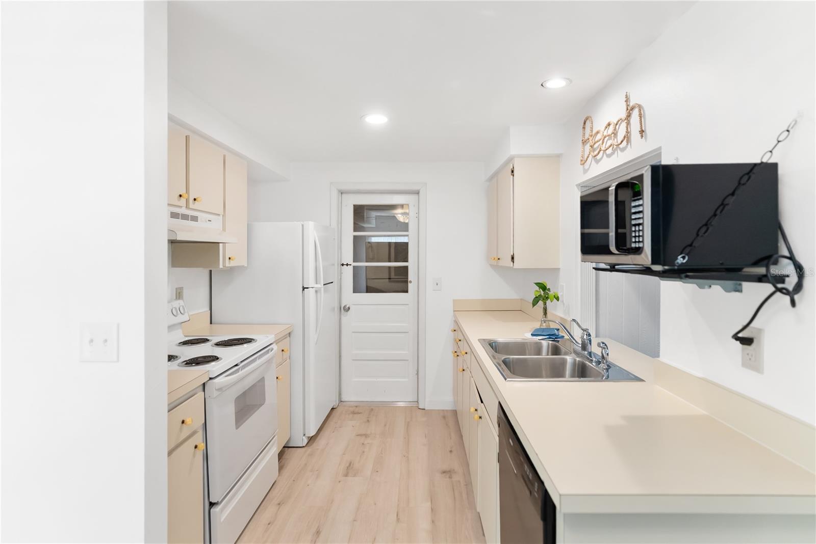 Image 32 of 47 For 466 Sunnyside Drive