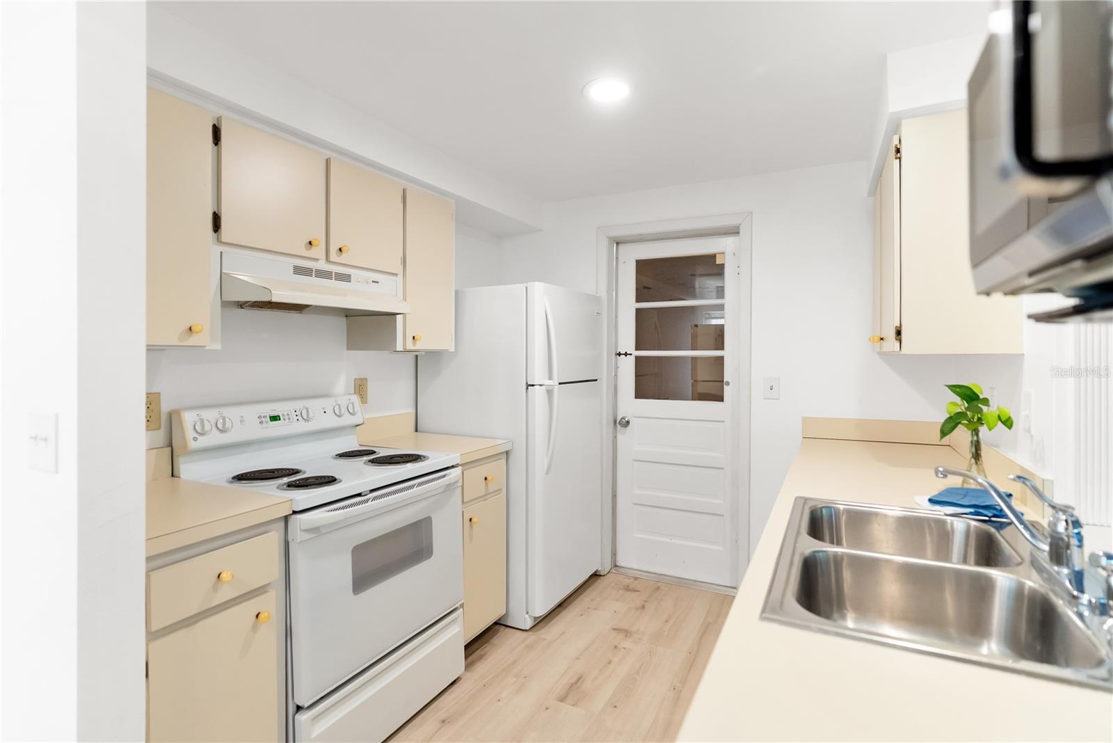 Image 33 of 47 For 466 Sunnyside Drive