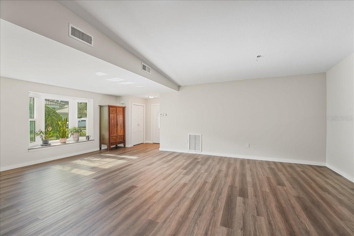 Image 10 of 45 For 5621 Garden Lakes Drive 1