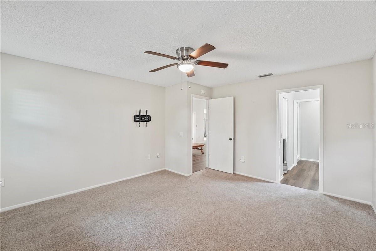 Image 18 of 45 For 5621 Garden Lakes Drive 1