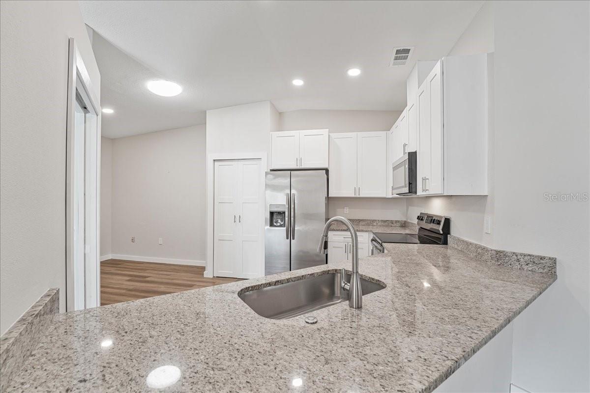 Image 5 of 45 For 5621 Garden Lakes Drive 1