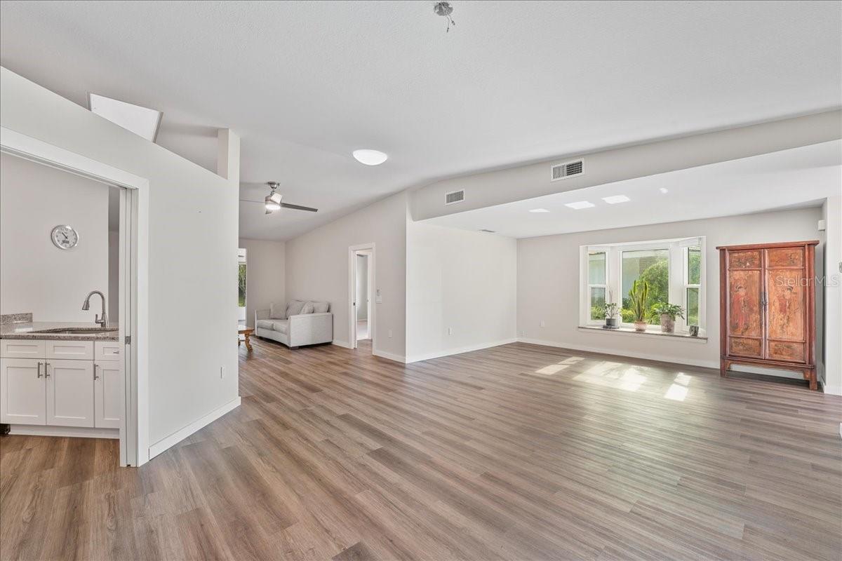 Image 9 of 45 For 5621 Garden Lakes Drive 1