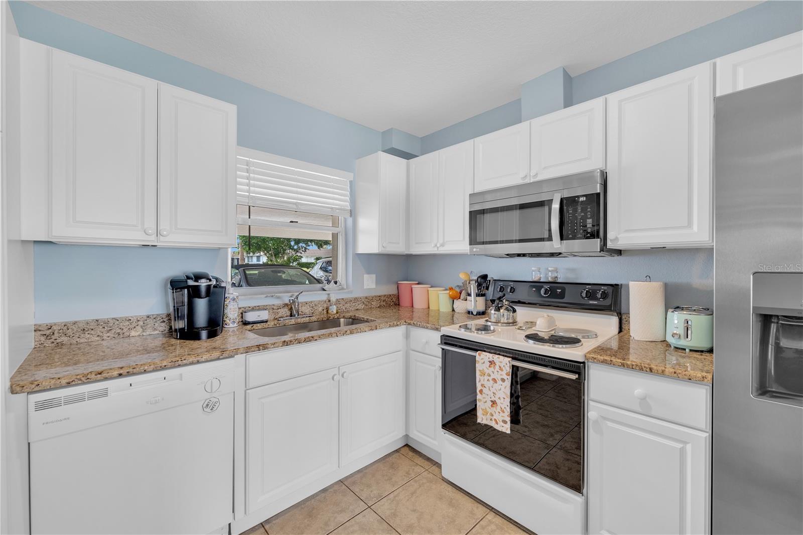 Image 14 of 44 For 2401 Riverbluff Parkway V240