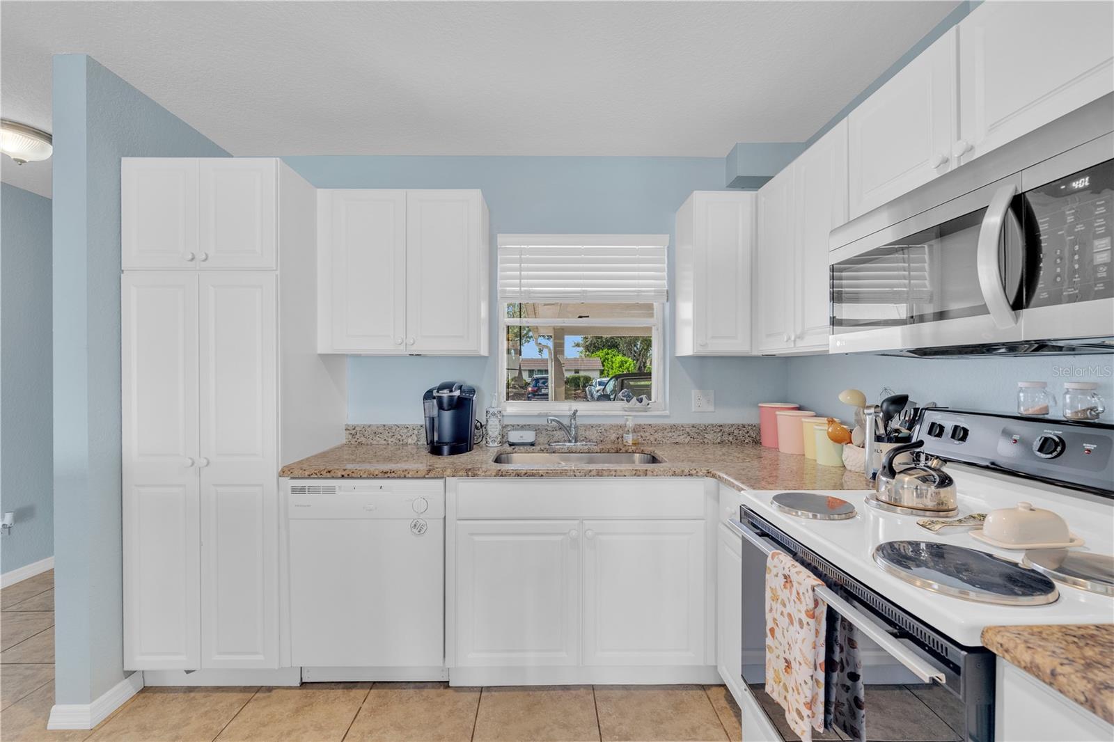 Image 15 of 44 For 2401 Riverbluff Parkway V240