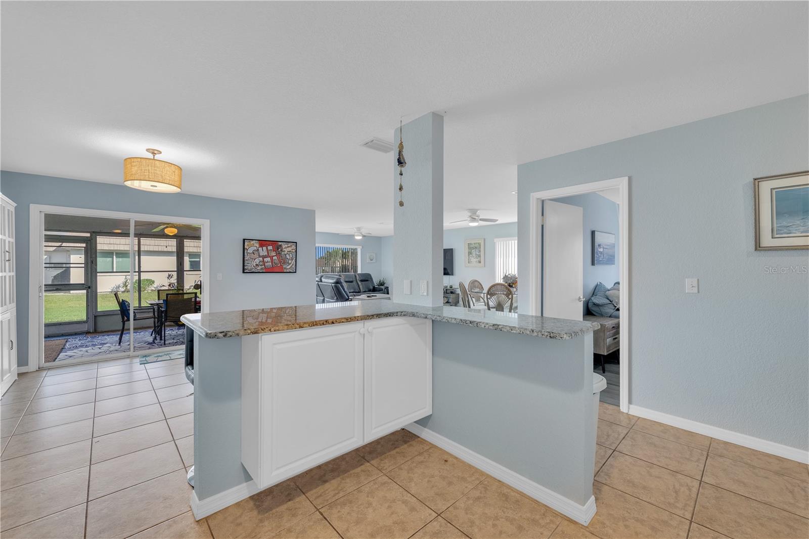 Image 17 of 44 For 2401 Riverbluff Parkway V240