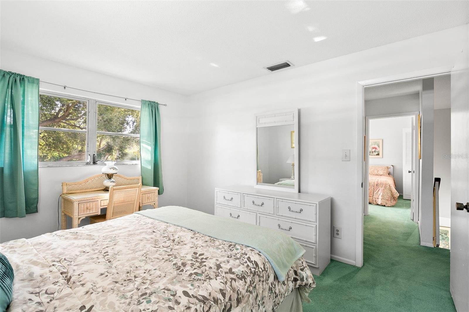 Image 19 of 50 For 597 Sutton Place