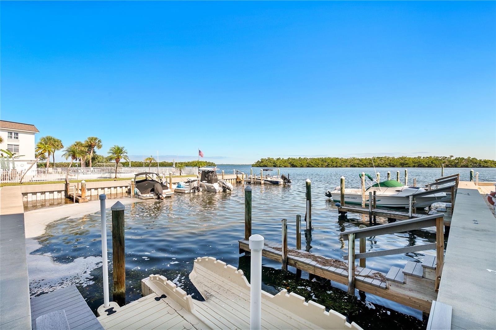 Image 25 of 50 For 597 Sutton Place