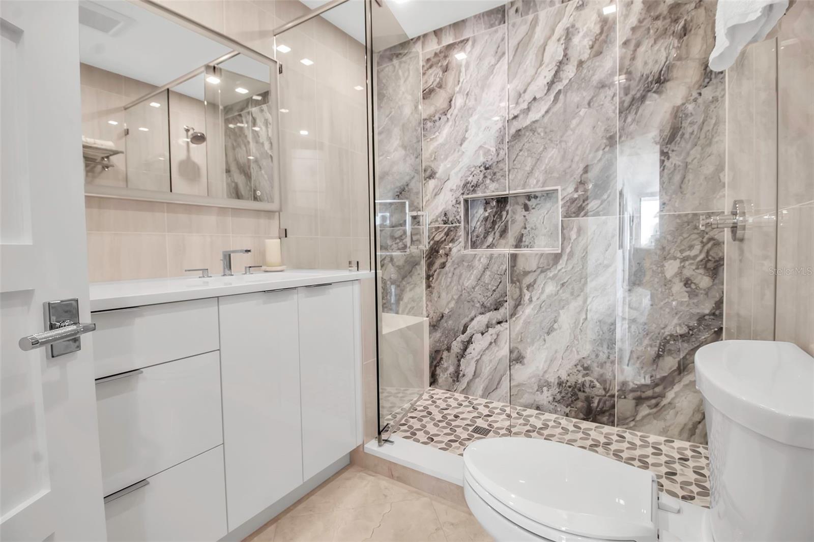 Image 38 of 60 For 415 L Ambiance Drive A801