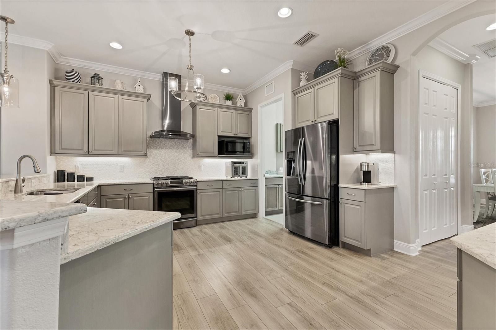 Listing photo id 17 for 6261 Champions Row Street