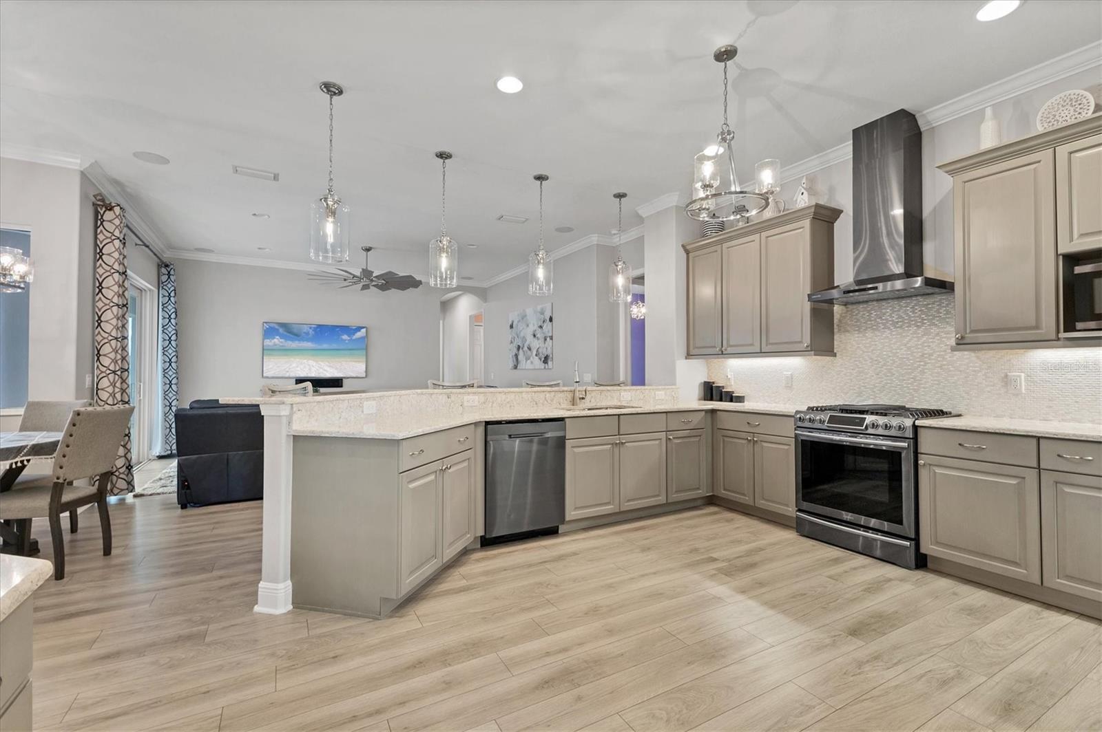 Listing photo id 18 for 6261 Champions Row Street