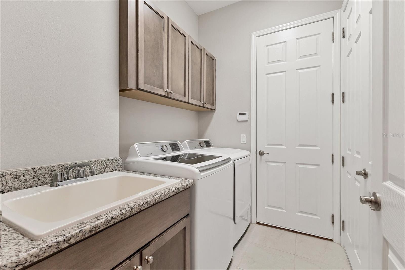 Listing photo id 41 for 6261 Champions Row Street