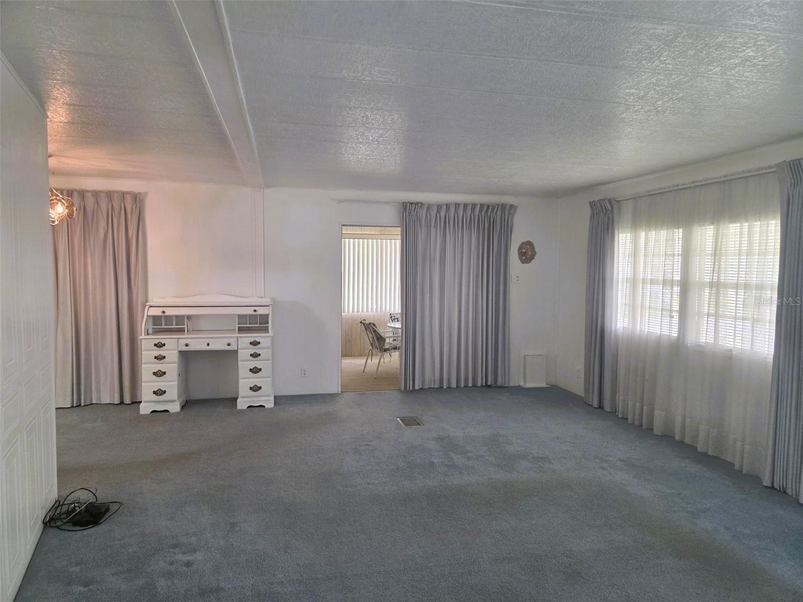 Image 11 of 21 For 7 White Oak Terrace