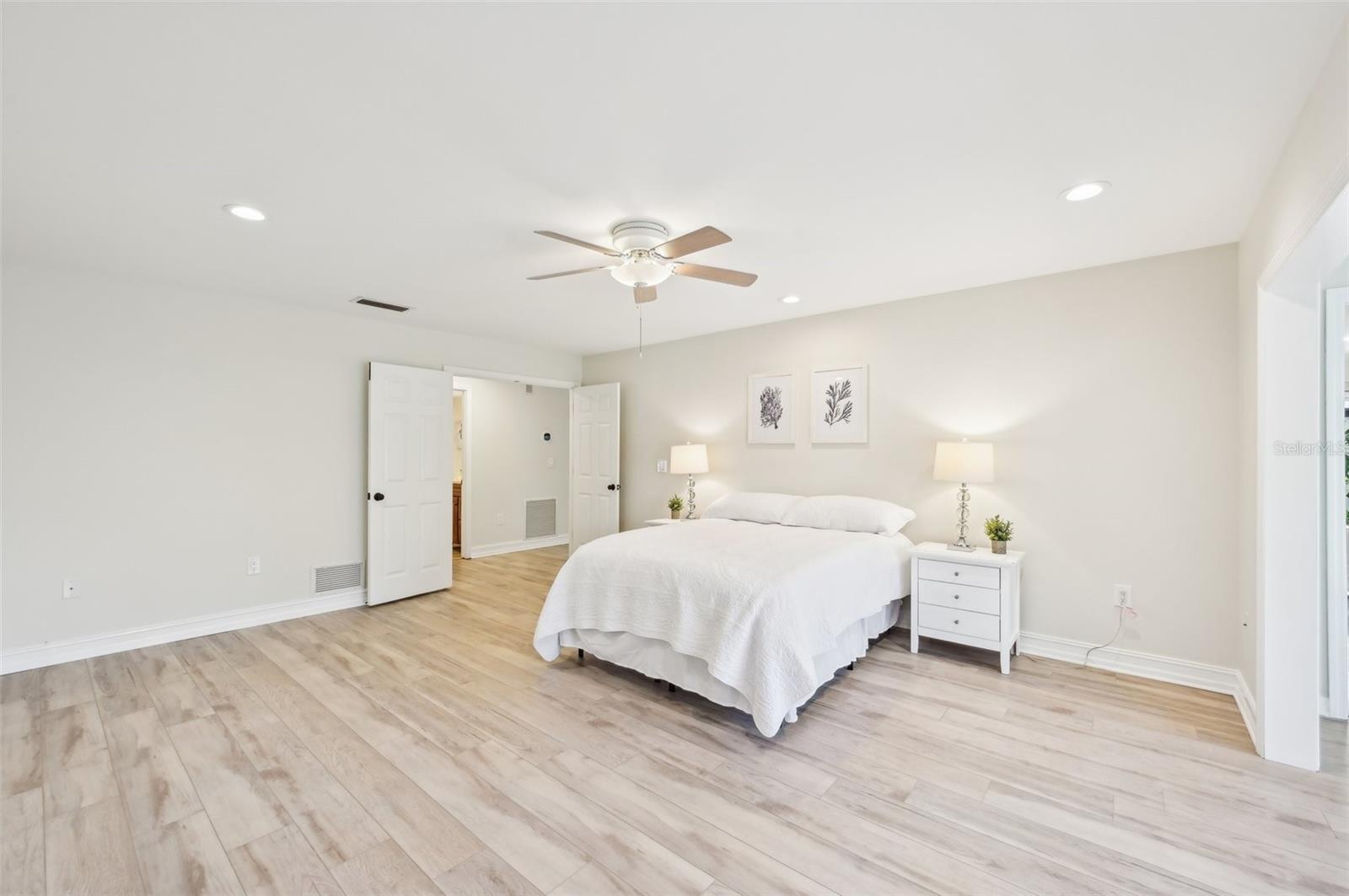 Image 25 of 45 For 3880 Wilshire Circle 28