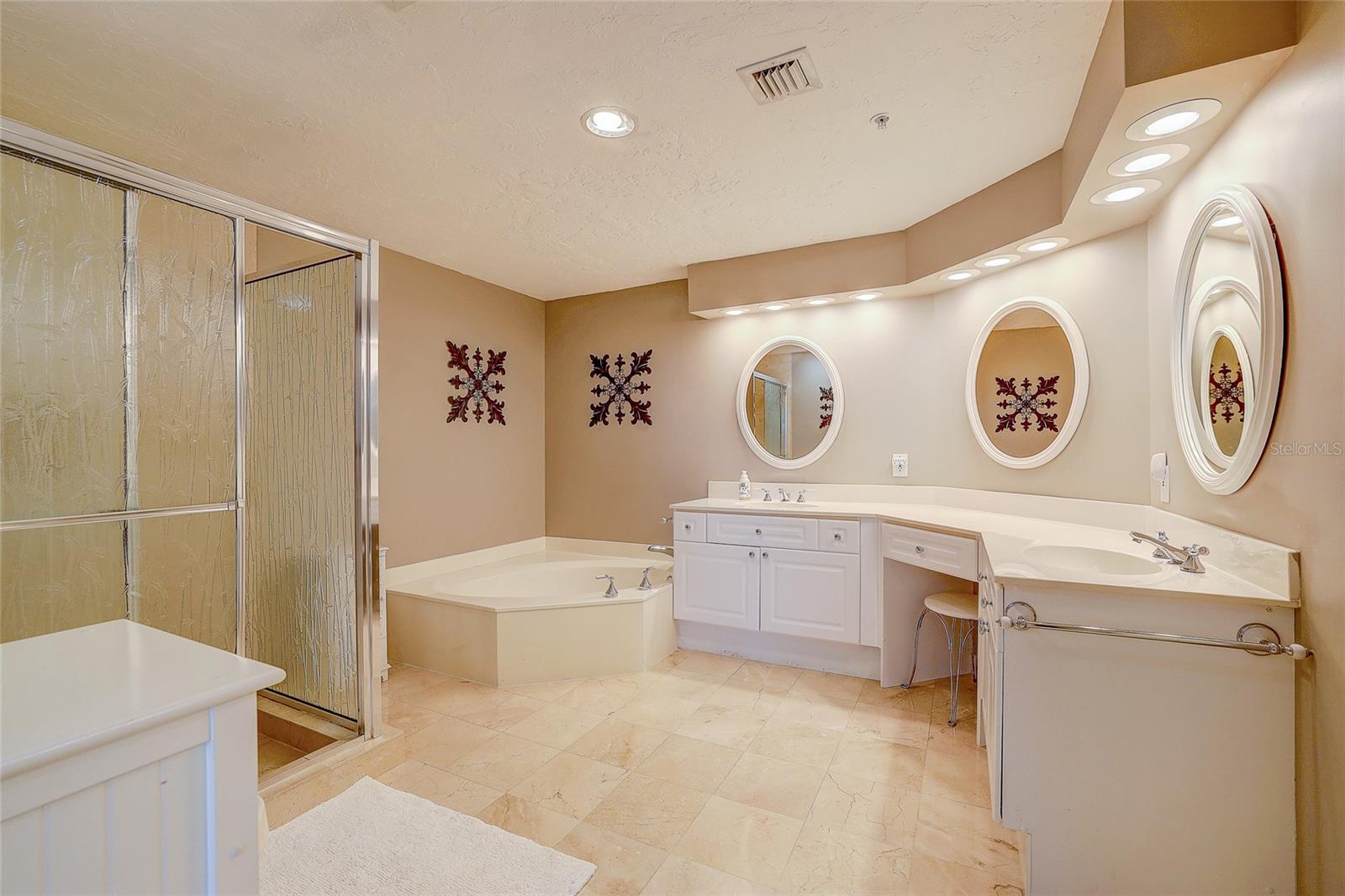 Image 17 of 49 For 1800 Benjamin Franklin Drive A202