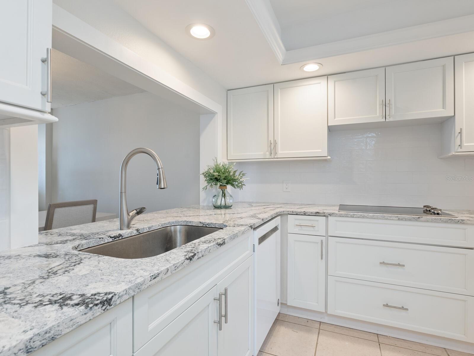 Image 15 of 43 For 5880 Midnight Pass Road 906