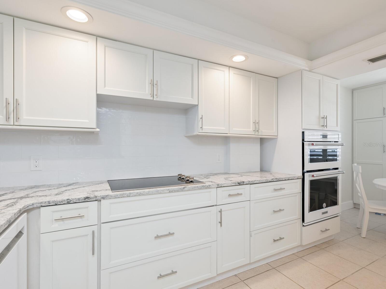 Image 17 of 43 For 5880 Midnight Pass Road 906