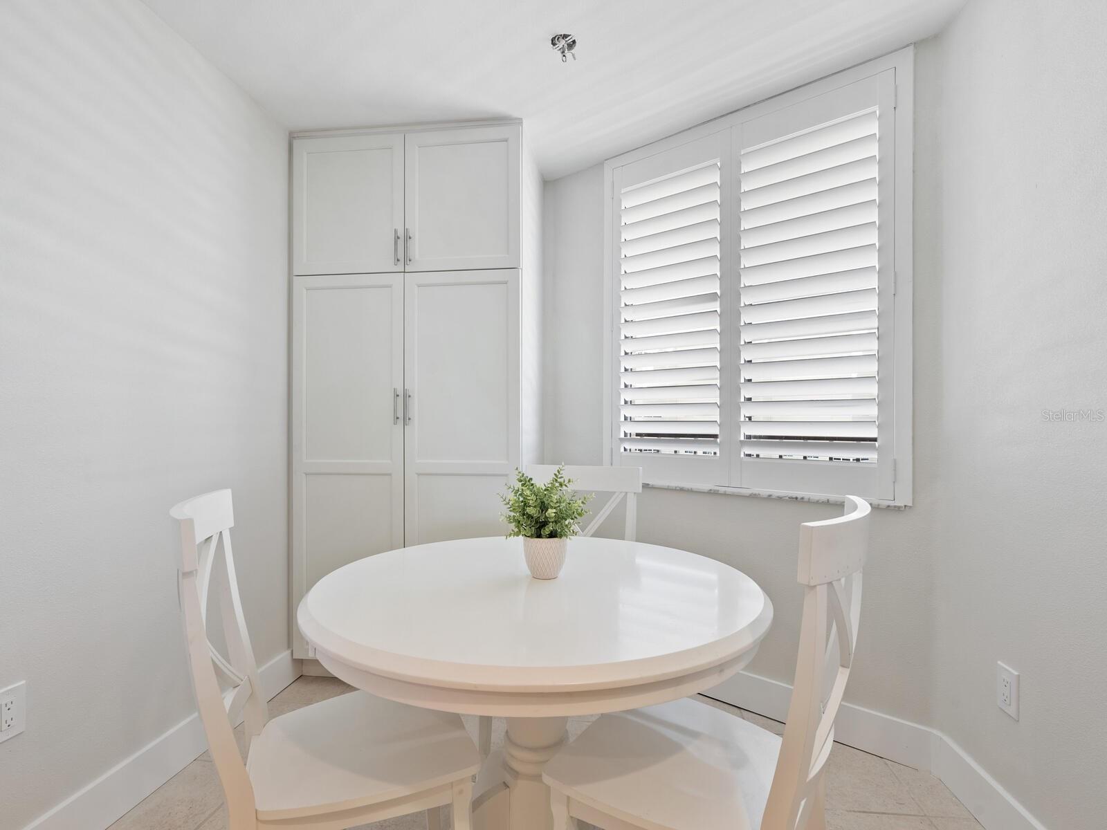 Image 18 of 43 For 5880 Midnight Pass Road 906