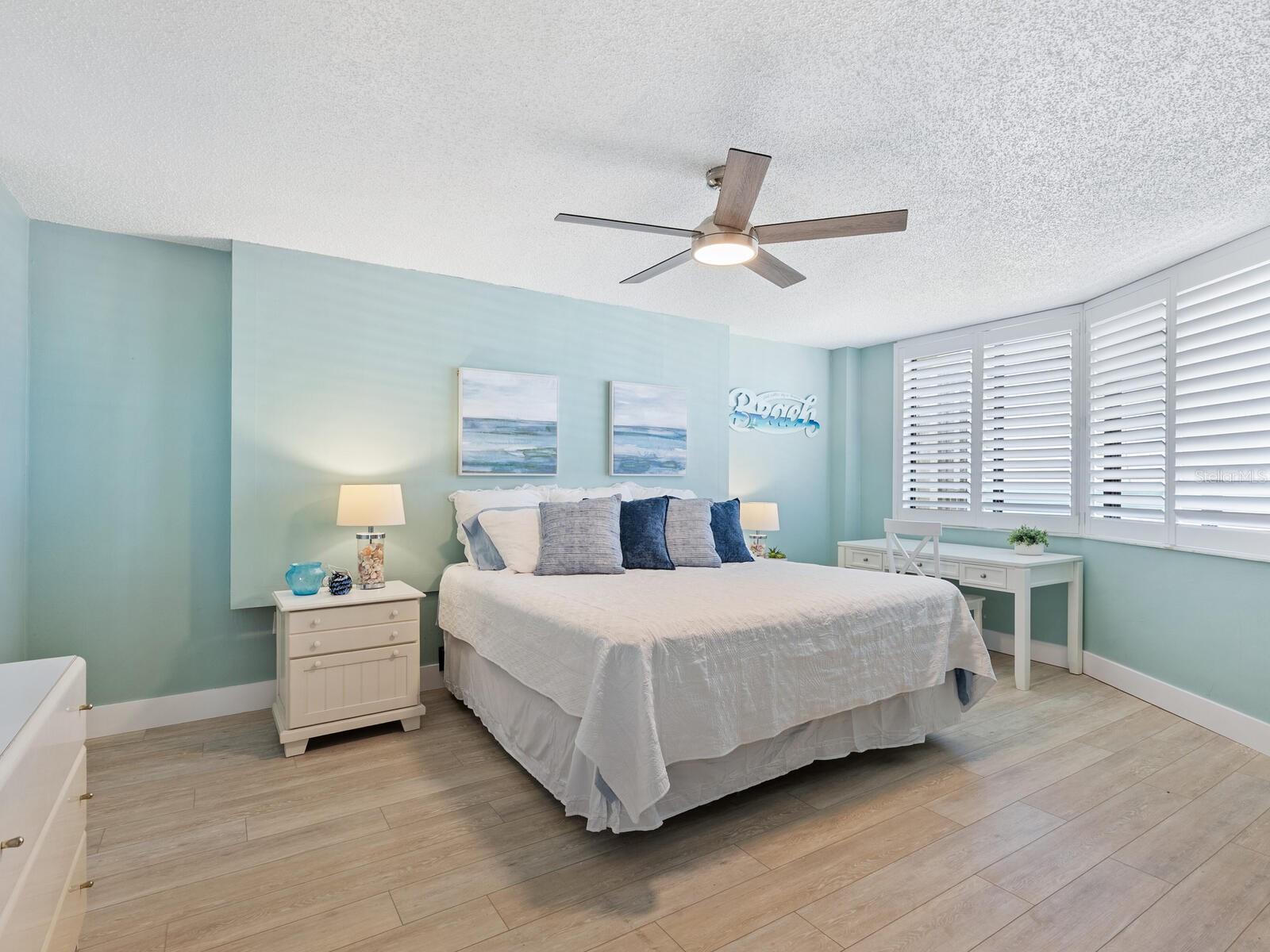 Image 20 of 43 For 5880 Midnight Pass Road 906