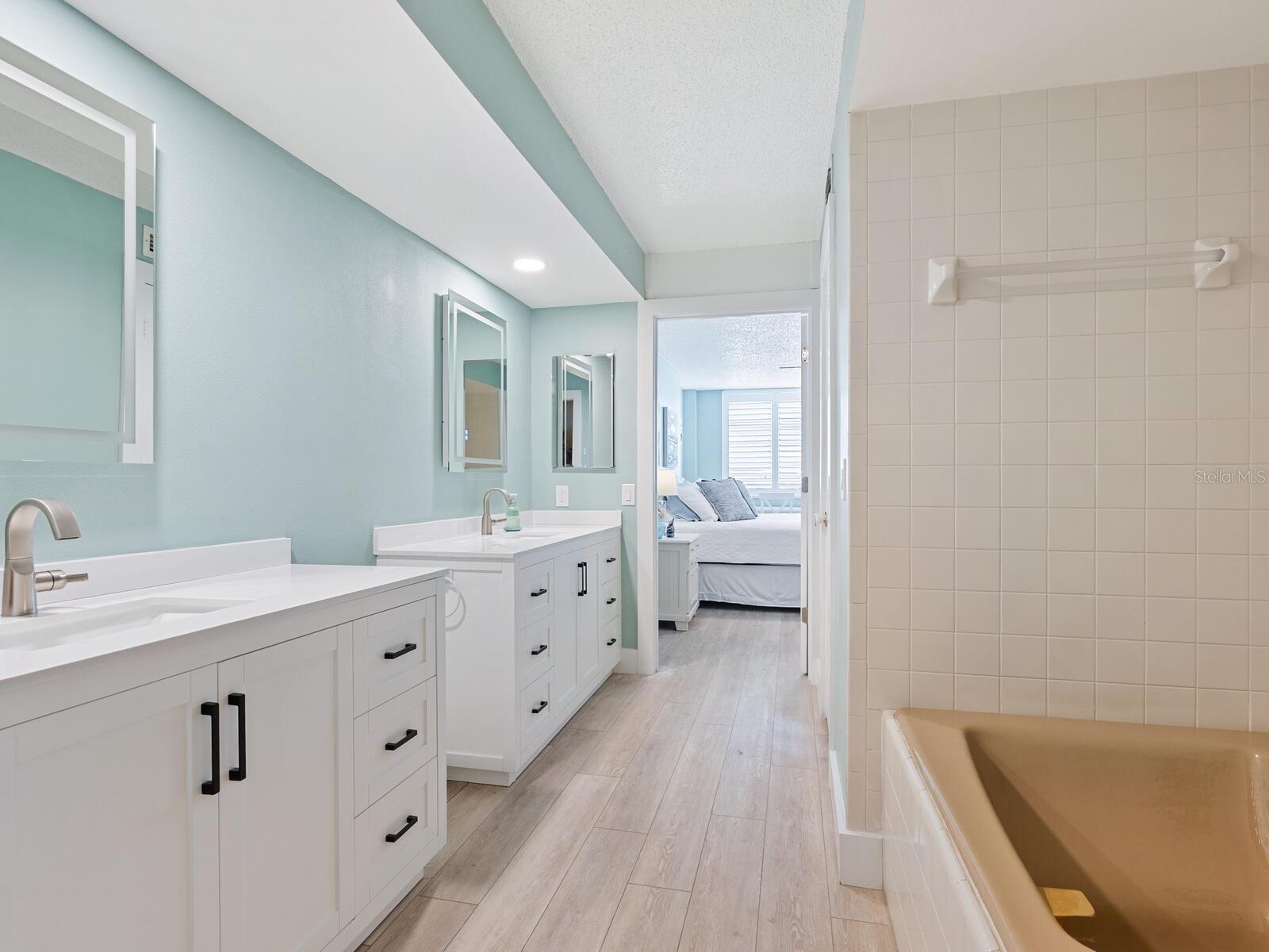 Image 24 of 43 For 5880 Midnight Pass Road 906