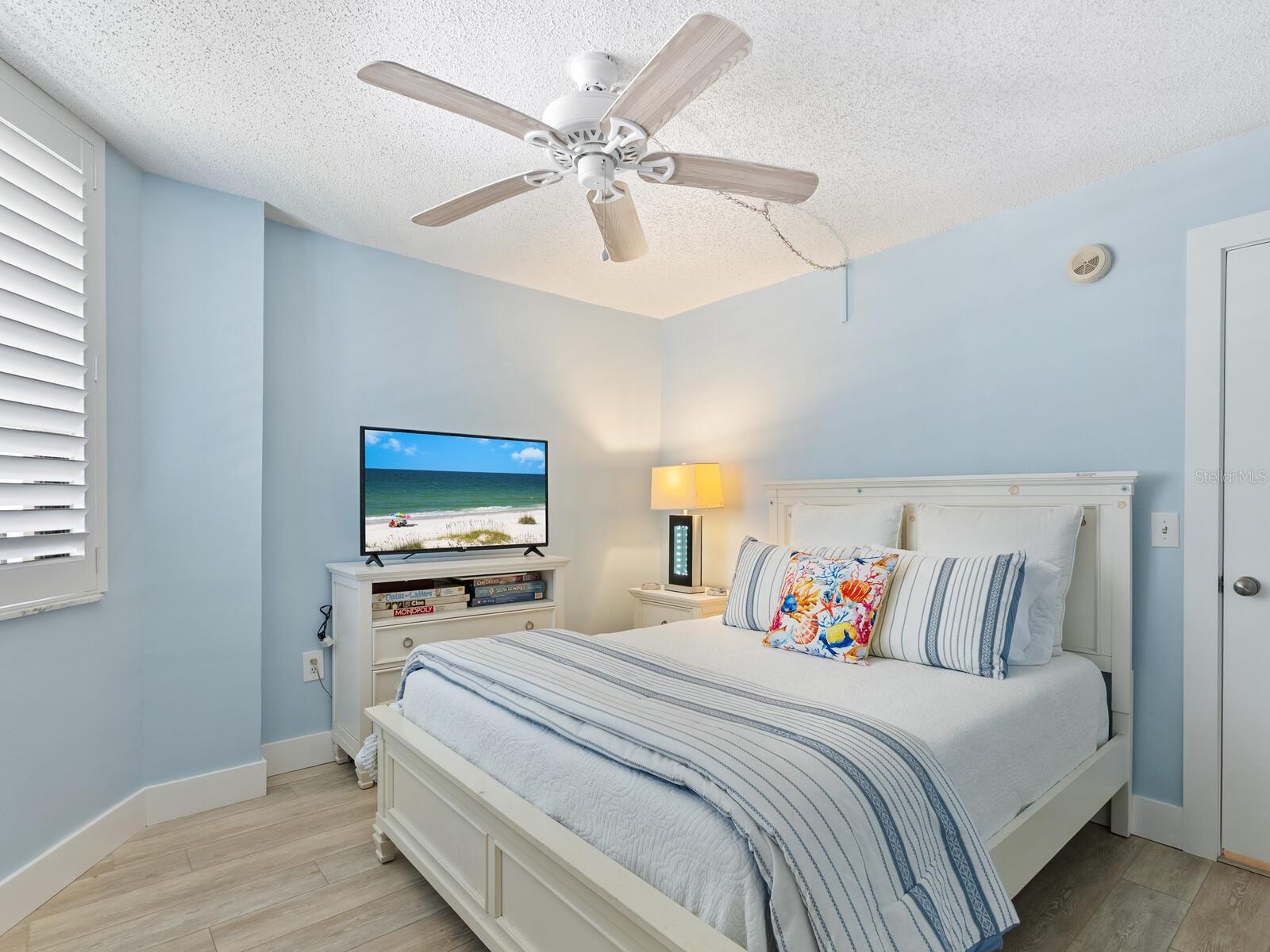 Image 25 of 43 For 5880 Midnight Pass Road 906