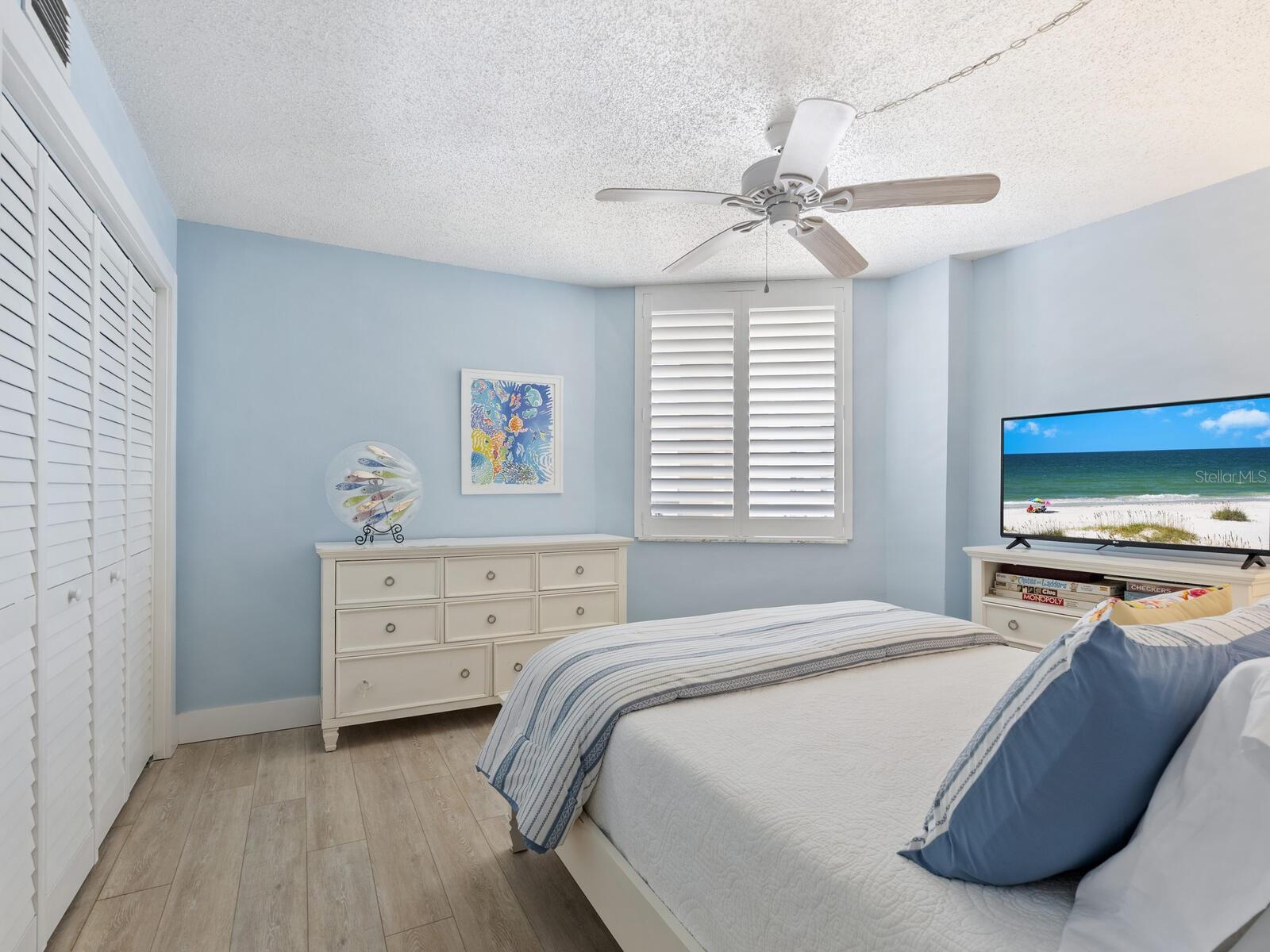 Image 26 of 43 For 5880 Midnight Pass Road 906