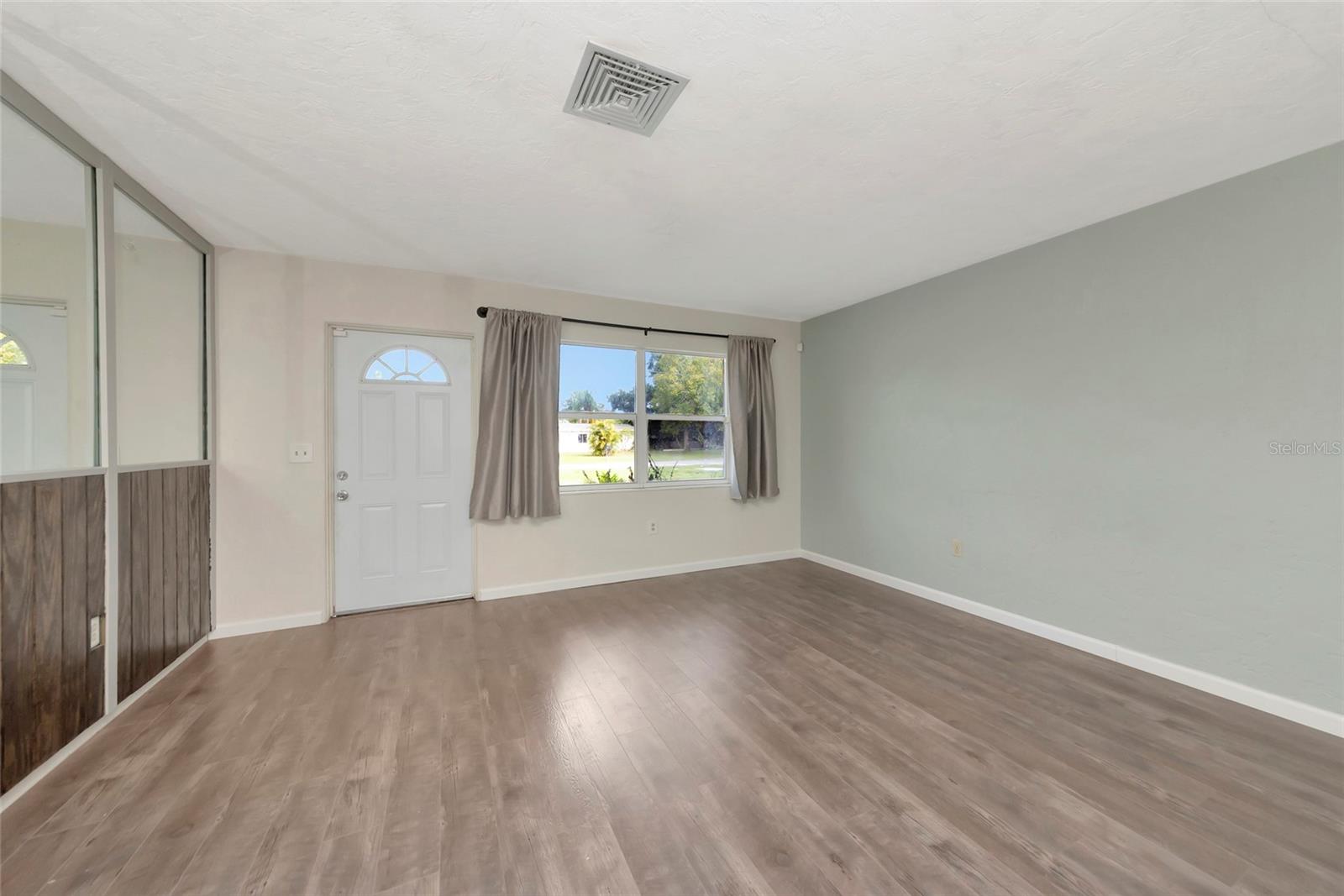 Image 4 of 39 For 6412 47th Avenue E