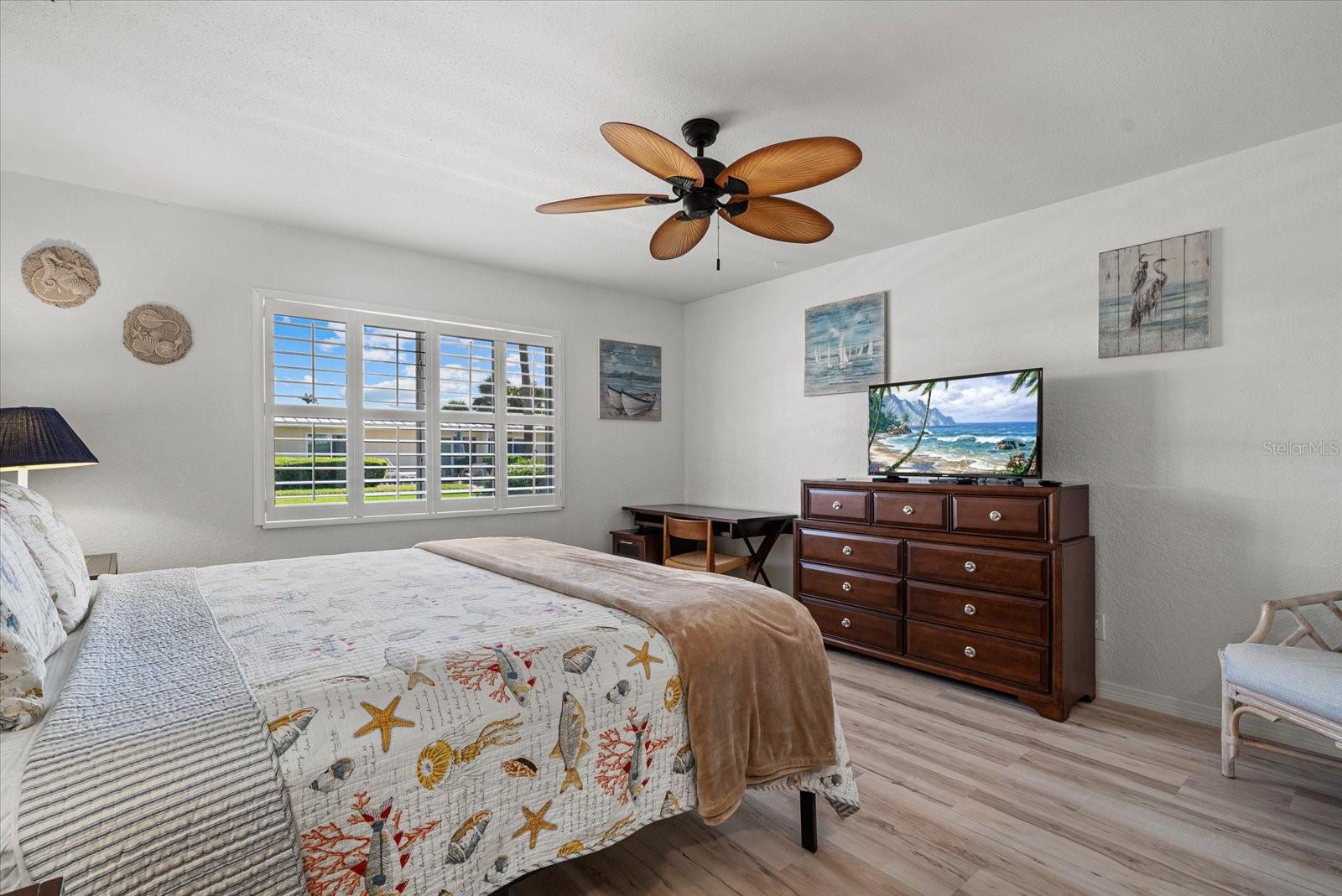 Image 14 of 32 For 5830 Midnight Pass Road 42