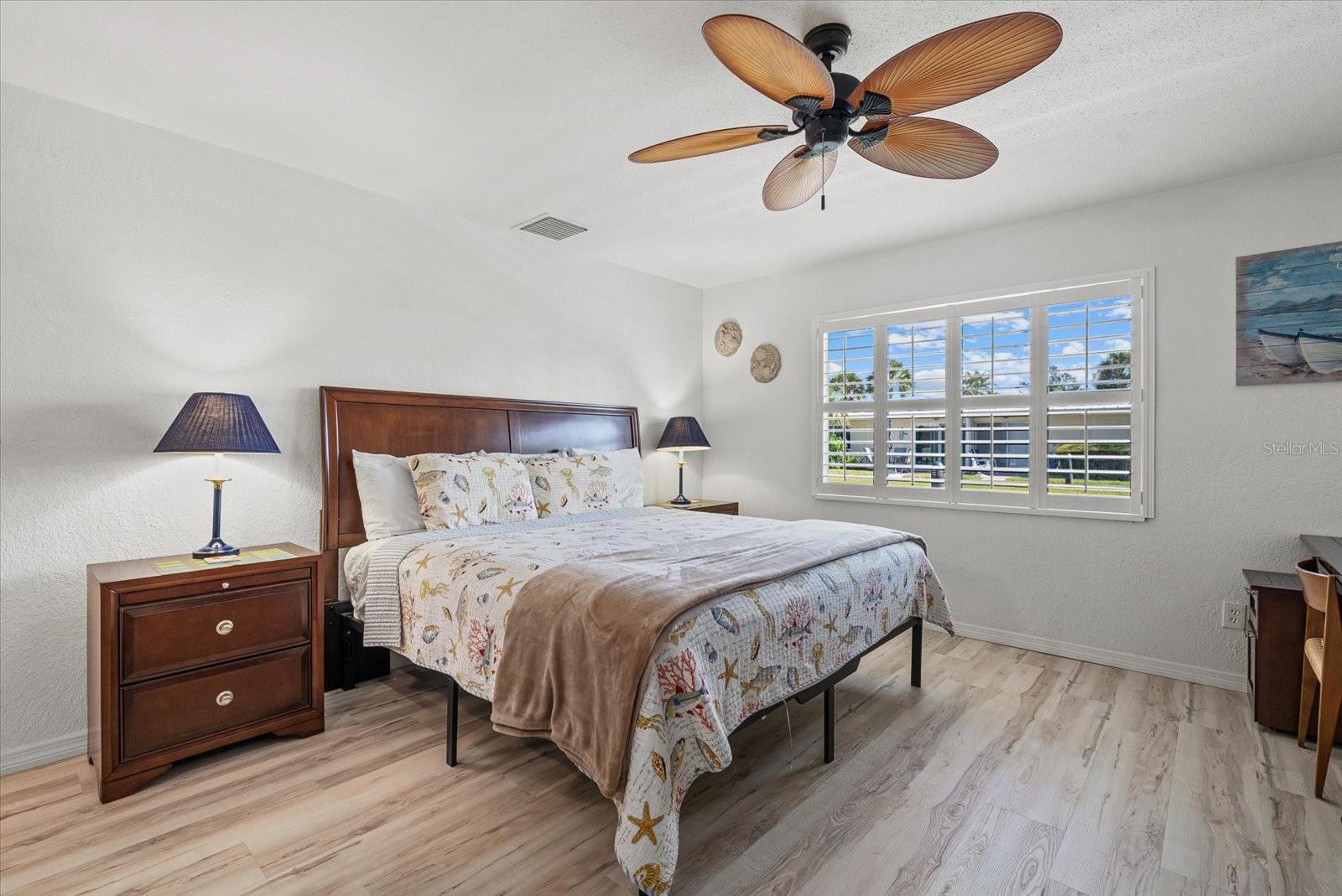 Image 15 of 32 For 5830 Midnight Pass Road 42