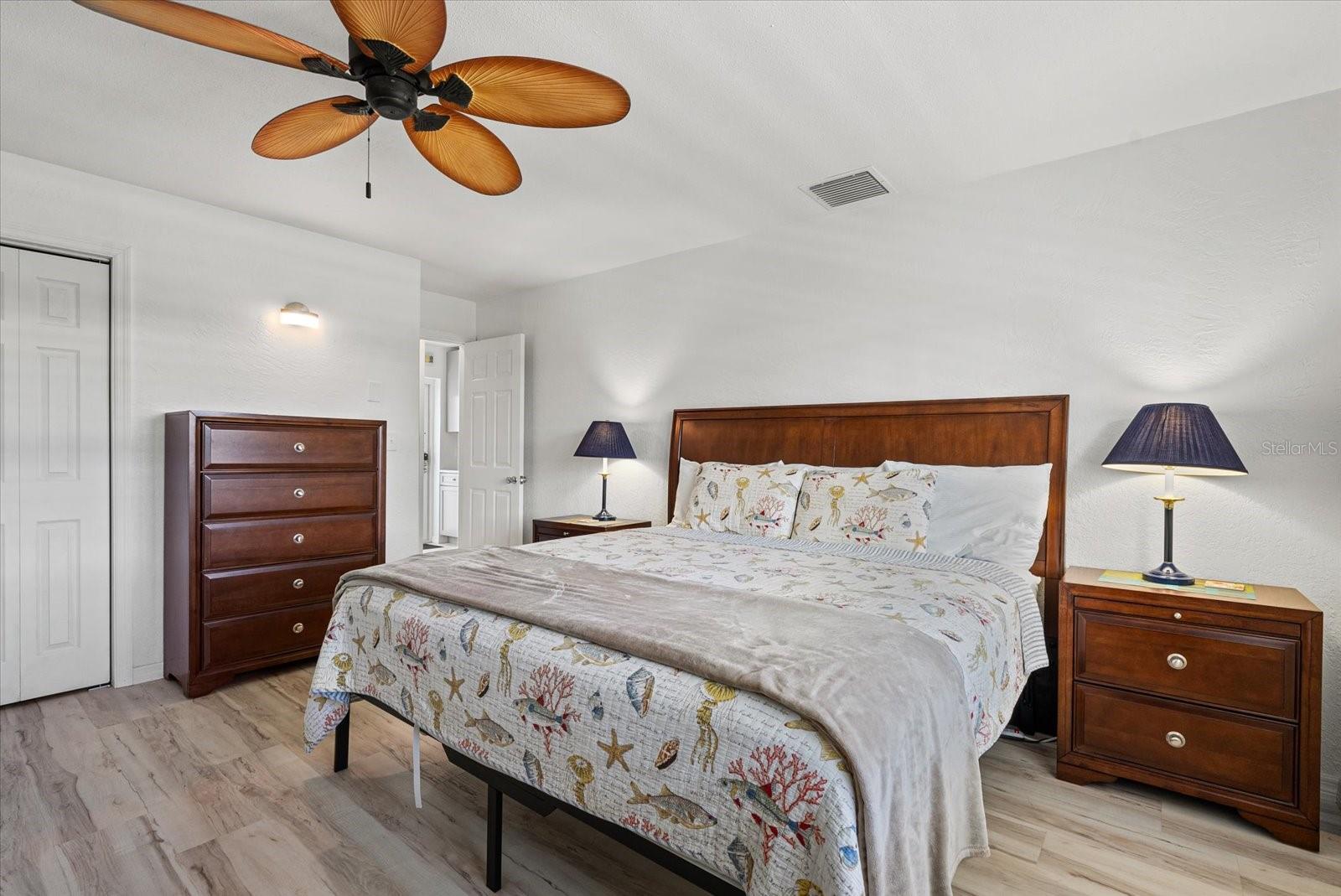 Image 17 of 32 For 5830 Midnight Pass Road 42