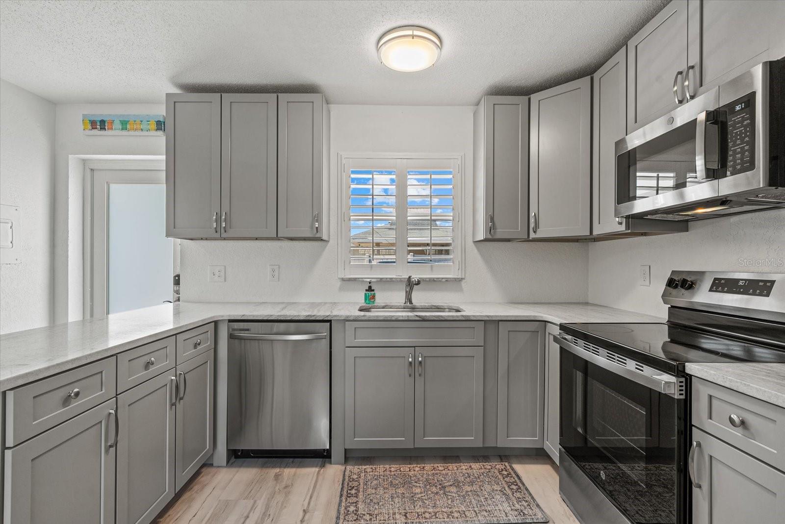 Image 5 of 32 For 5830 Midnight Pass Road 42