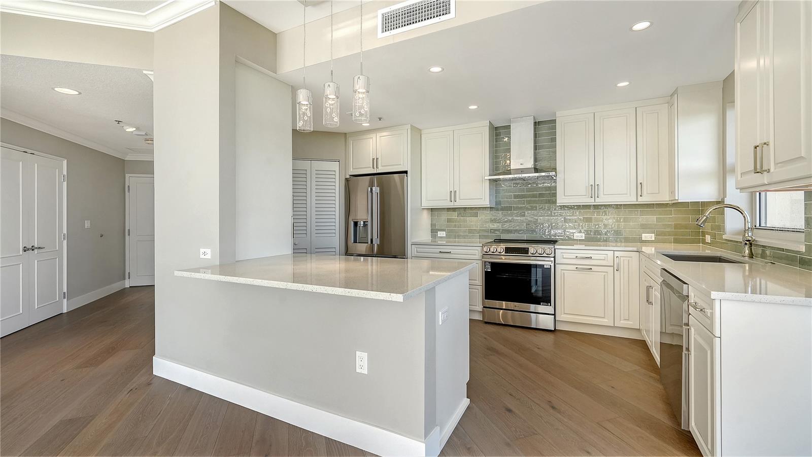 Image 16 of 45 For 3080 Grand Bay Boulevard 516