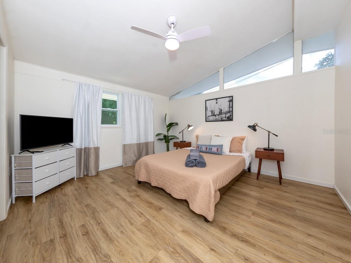 Image 18 of 28 For 2933 Michigan Street