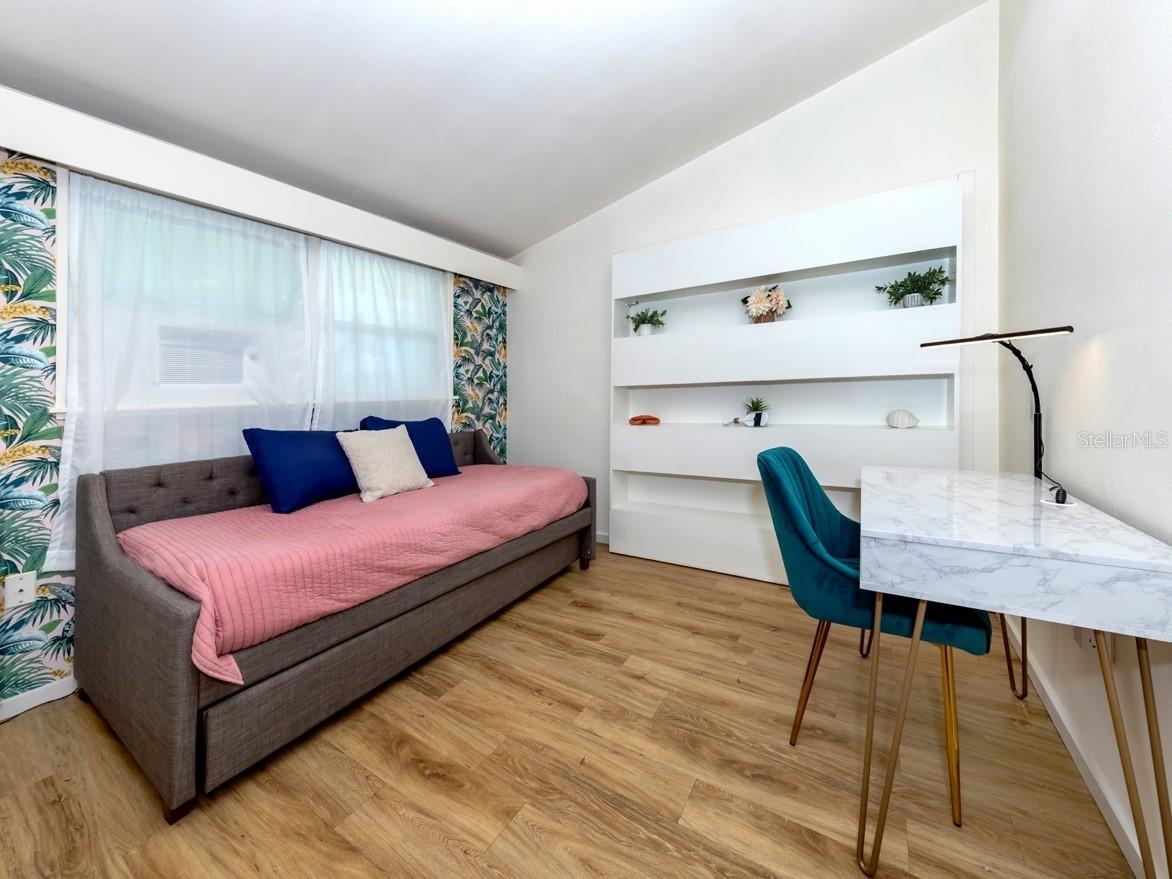 Image 23 of 28 For 2933 Michigan Street