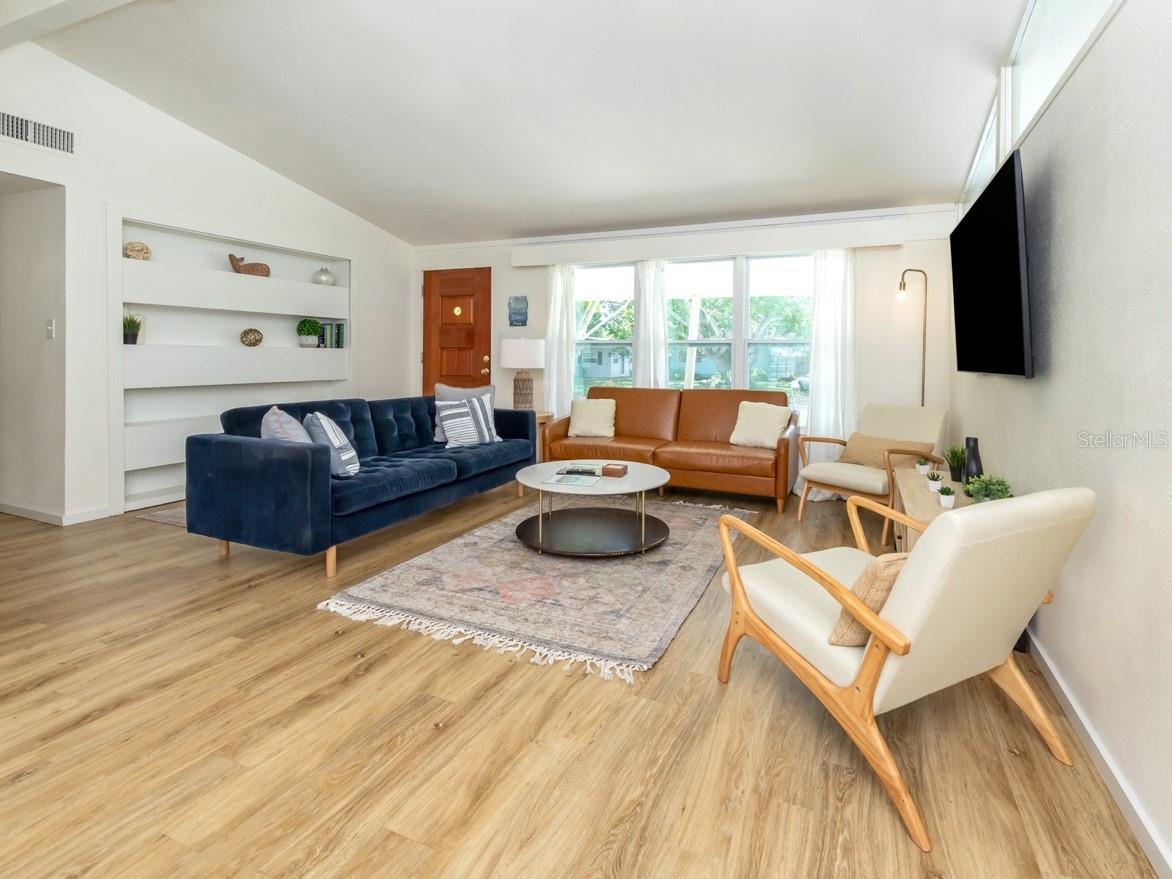 Image 4 of 28 For 2933 Michigan Street