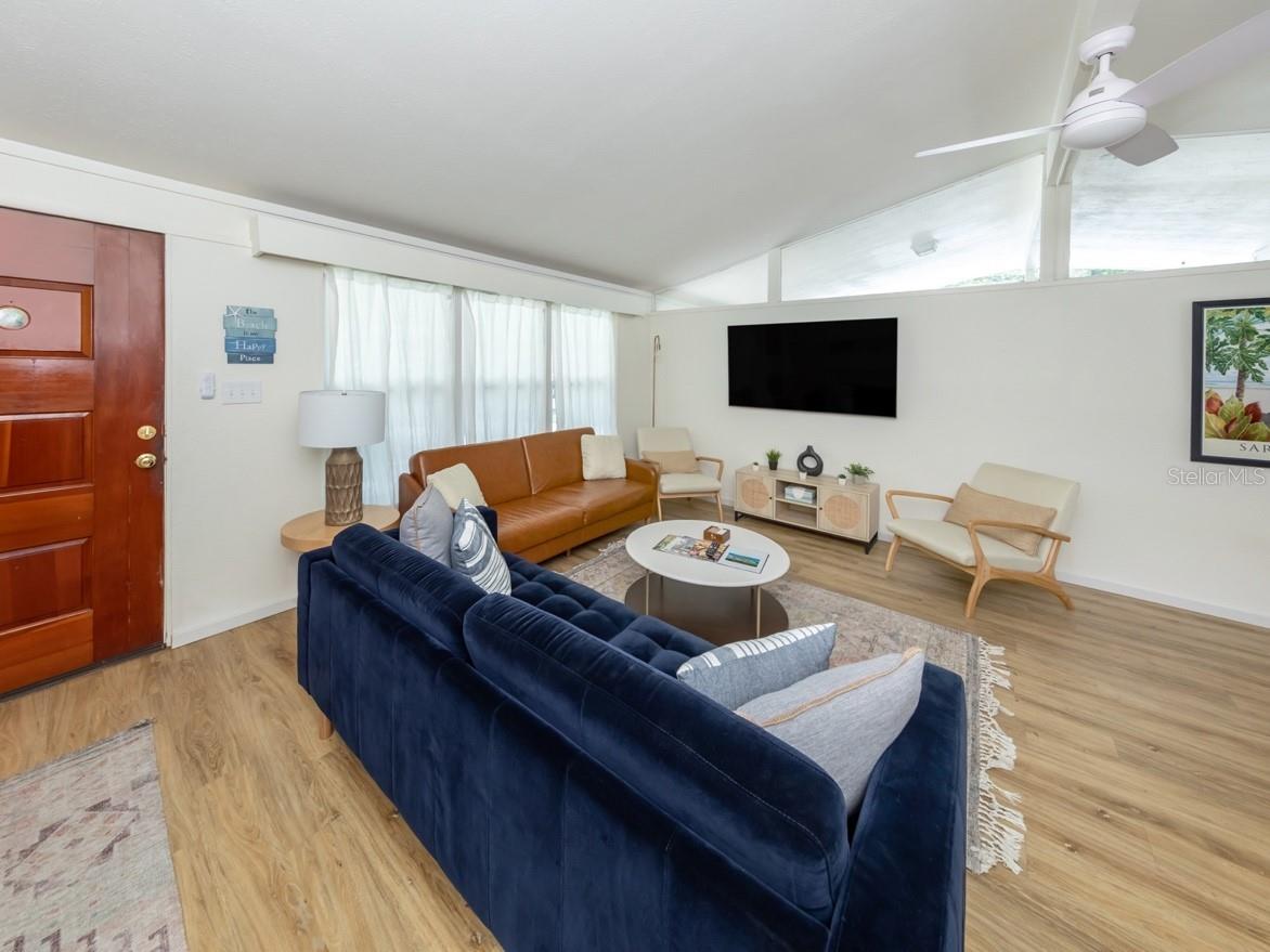 Image 7 of 28 For 2933 Michigan Street