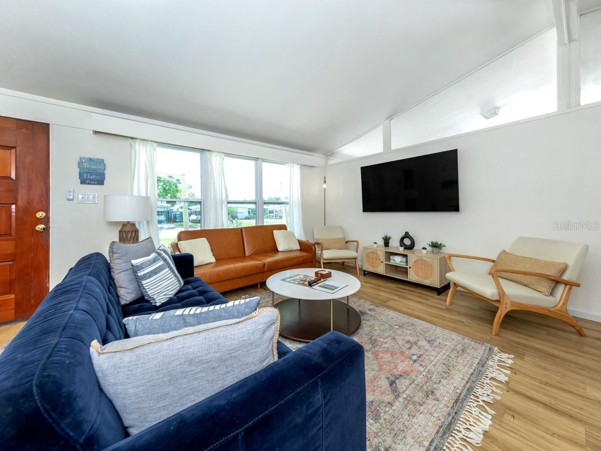 Image 8 of 28 For 2933 Michigan Street