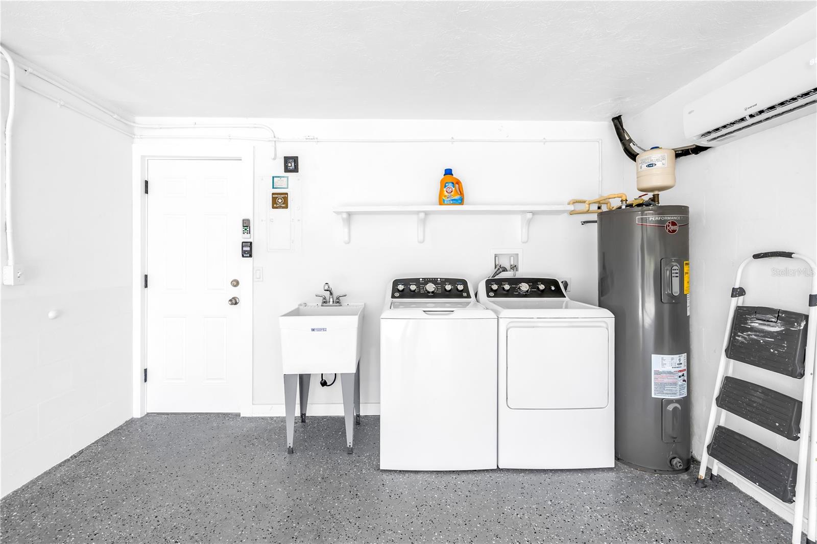 Image 29 of 60 For 111 Whispering Sands Circle V38