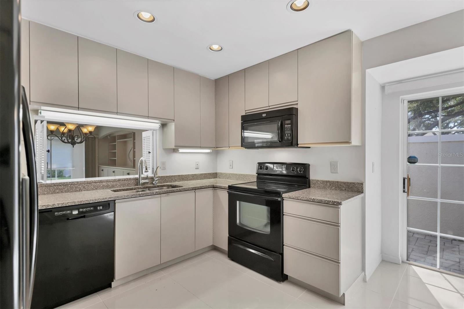 Image 12 of 62 For 4046 Highland Oaks Drive 47