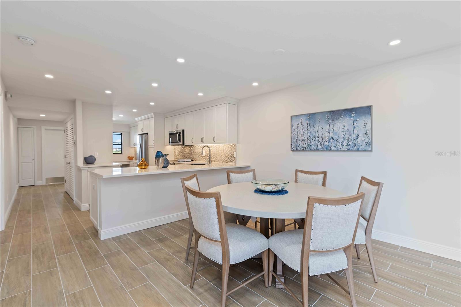 Image 11 of 66 For 5760 Midnight Pass Road 307d