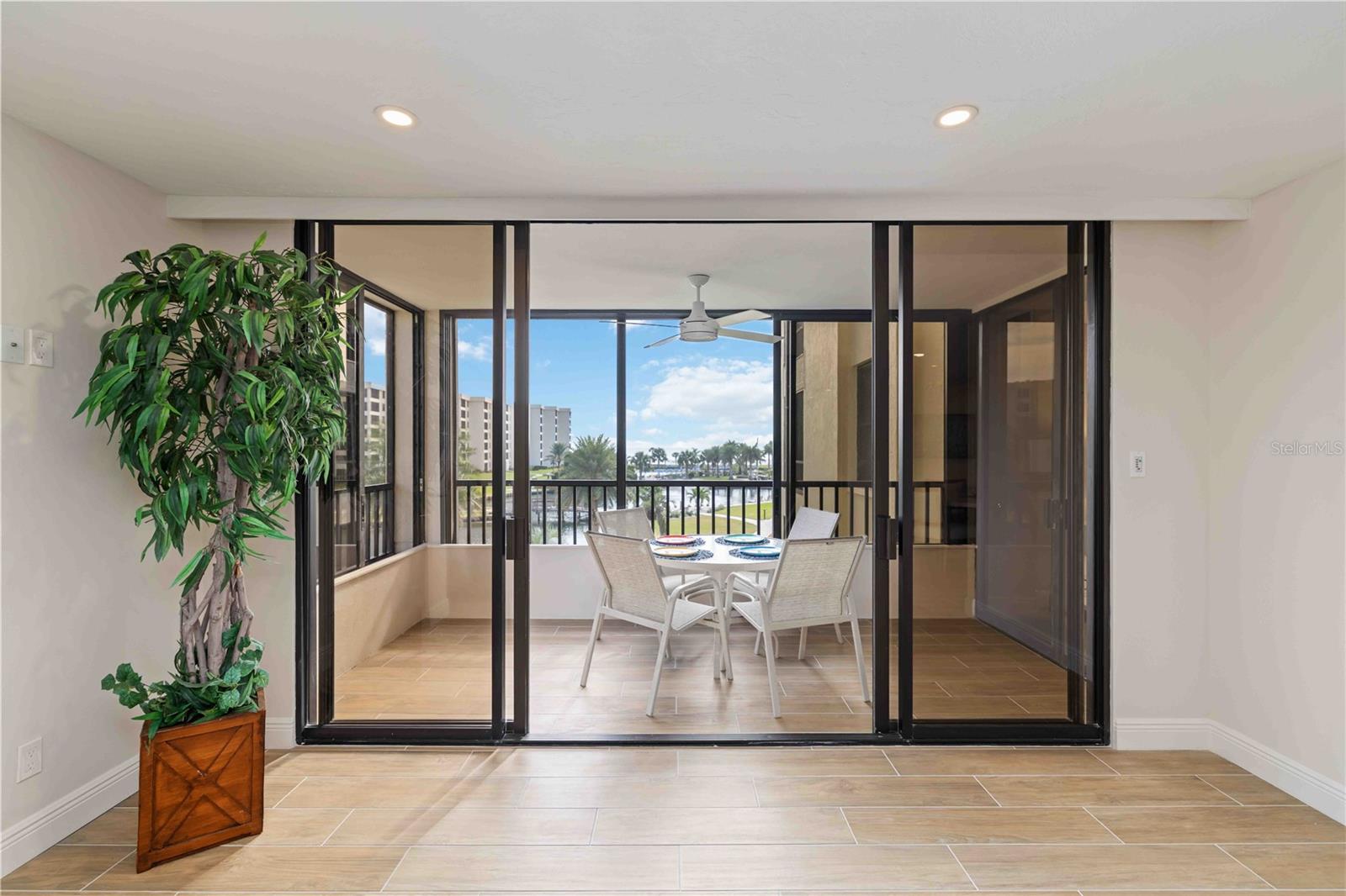 Image 15 of 66 For 5760 Midnight Pass Road 307d